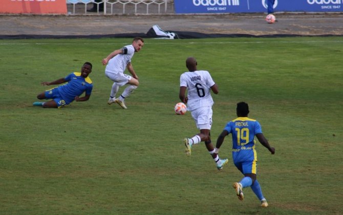 “Qarabağ”ın kapitanı: “Bu cür meydançada zədələnmə riski böyükdür”