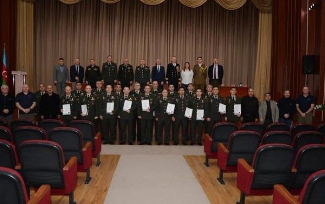 Azərbaycan hərbçiləri Britaniya Müdafiə Nazirliyinin kursunu uğurla başa vurublar - FOTO