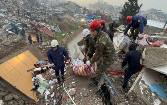FHN xilasediciləri Kahramanmaraşda xilasetmə əməliyyatlarına başlayıb, 1 nəfərin meyiti dağıntılar altından çıxarılıb -xa0YENİLƏNİBxa0-xa0VİDEO/FOTO