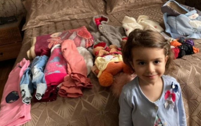 Qazinin 4 yaşlı qızı geyim və oyuncaqlarını türkiyəli uşaqlara bağışladı
