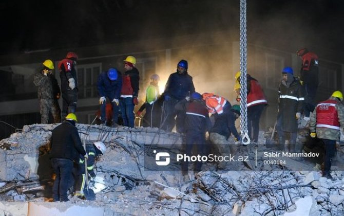 PhotoStock.az Qaziantepdə: Gecə boyu davam edən xilasetmə işləri - FOTOREPORTAJ