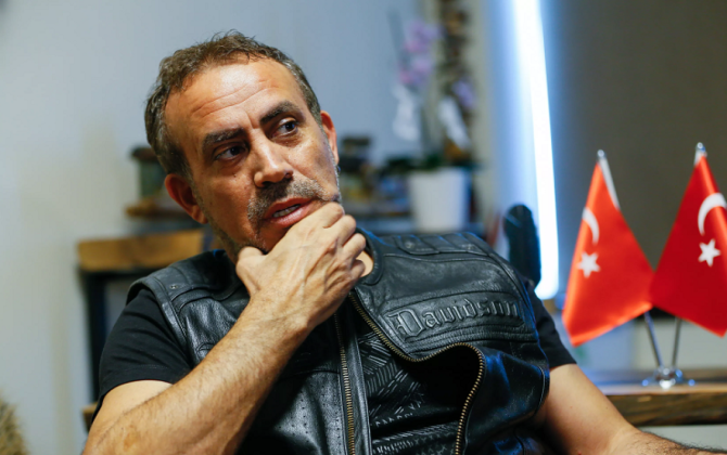 Saçlarını kəsərək nüvə silahına etiraz etdi, həbs olundu, xəstə qız üçün məşhur mahnını yazdı...