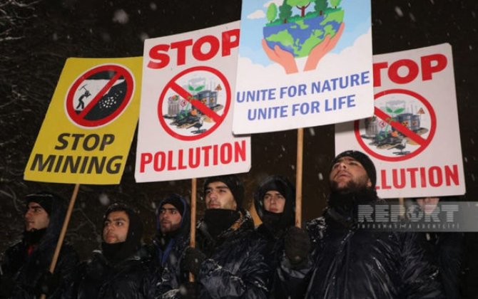 Xankəndi-Laçın yolunda aksiya: Ekofəallar qar yağmasına baxmayaq etirazlarını davam etdirir - YENİLƏNİB+FOTO