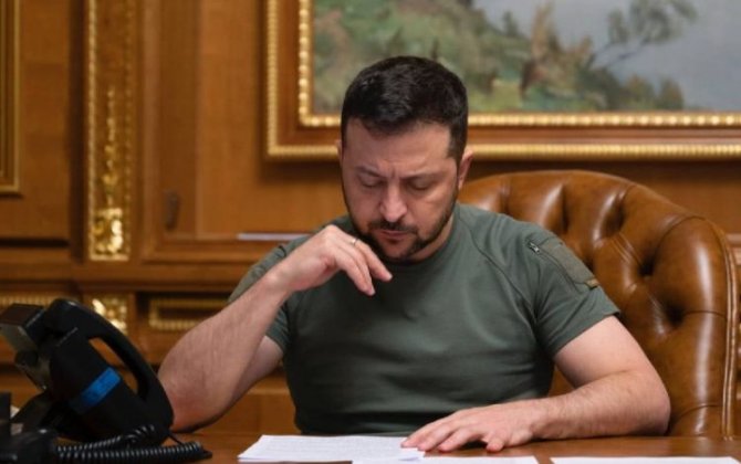 Zelenski 200 nəfərə 50 il Ukraynaya daxil olmağı qadağan etdi