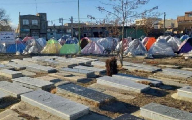 Xoy zəlzələsində evlərini itirən sakinlər qəbiristanlıqda çadır qurublar - FOTO