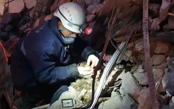 Azərbaycan xilasediciləri Hatayda dağıntılar altından tapılan qızıl və zinət əşyalarını yerli polisə təhvil verib