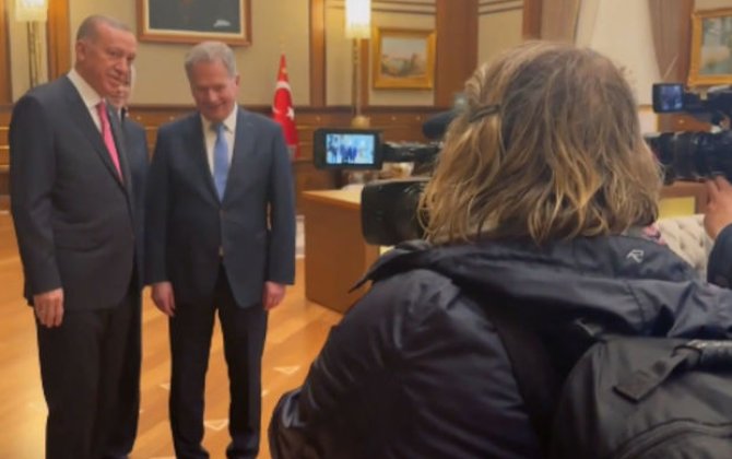 Ərdoğan yağışda islanan finlandiyalı jurnalistə ayaqqabı hədiyyə etdi - FOTO/VİDEO