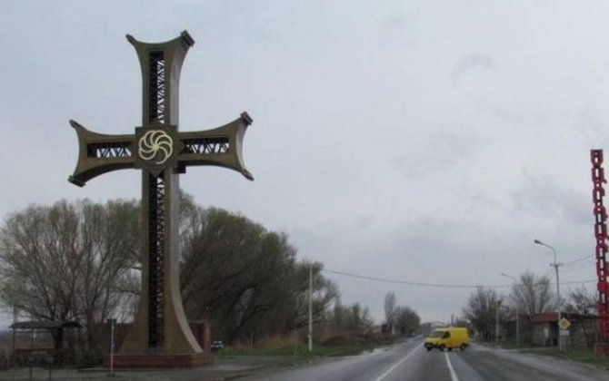 Ermənistanda sökülən xaçlar - inanclarında da səmimi olmayan ermənilər - ŞƏRH + FOTO