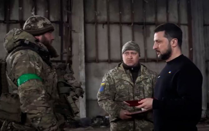 Zelenski Baxmut istiqamətində hərbçilərlə görüşdü - VİDEO