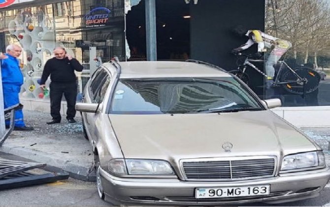 Bakıda “Mercedes” ticarət mərkəzinə girdixa0- FOTO