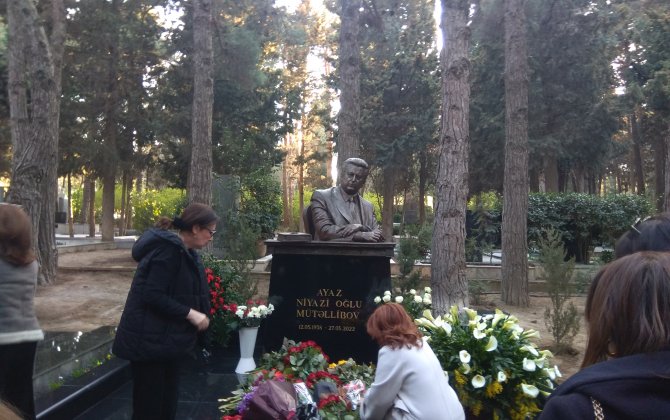 Azərbaycanın 1-ci Prezidenti Fəxri Xiyabandakı məzarı başında yad edildi...-FOTOLAR