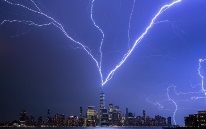 ABŞ-nin ən hündür binasını ildırım vurdu – VİDEO