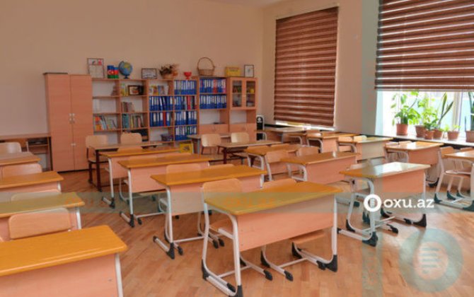 Dərsə gecikən şagirdin döşəmə sildiyi, tualet xəbərdarlığı aldığı məktəbin direktoru CƏZALANDIRILDI
