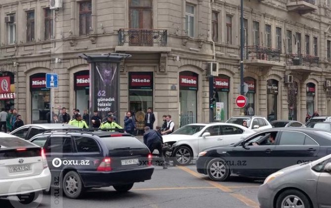 Bakının mərkəzində baş vermiş qəza yolda tıxac yaratdı – FOTO