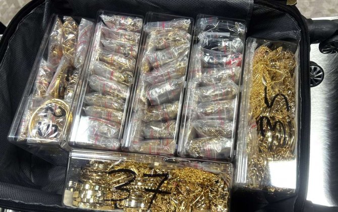İstanbuldan Bakıya gələn sərnişində 17 kq qızıl aşkar edildi - FOTO