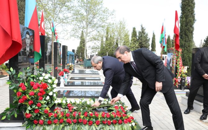 BDU rəhbərliyi Gəncə Şəhidlər xiyabanı ziyarət edib - FOTO
