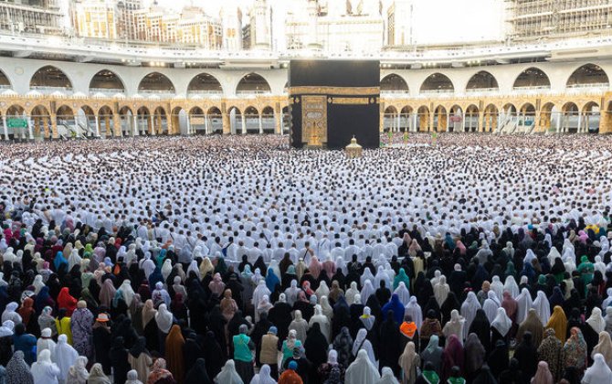Kəbədə möhtəşəm görüntü: Milyonlarla insan bayram namazı qıldı - VİDEO