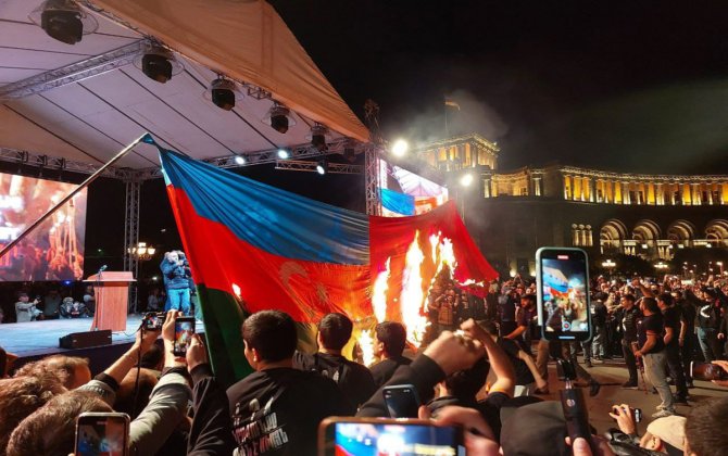 İrəvanda Azərbaycan və Türkiyə bayraqları yandırılıb