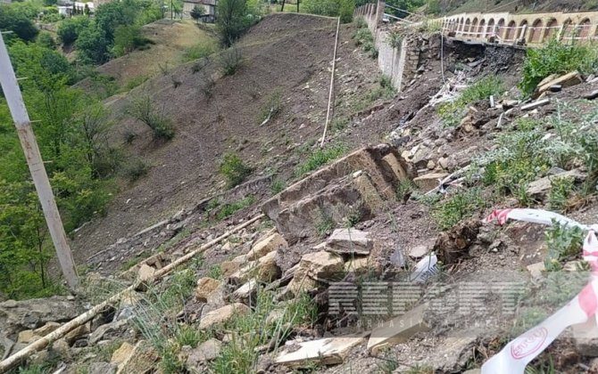 Yardımlıda torpaq sürüşməsi olub, yolda hərəkət məhdudlaşıb - FOTO