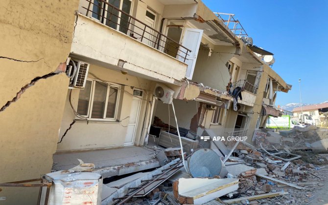 Türkiyədə zəlzələ nəticəsində ciddi zədələnmiş beşmərtəbəli bina çöküb