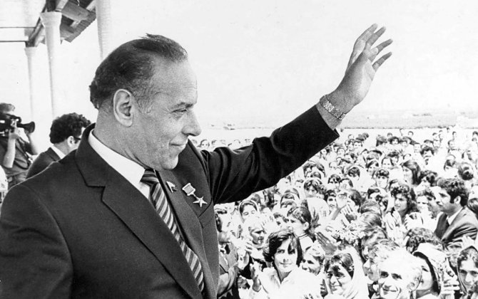 Heydər Əliyevi canlı edən onun hakim partiya, hökumət və dövlət birincisi olması deyil, sadə xalqın Öndəri olmasıdır...