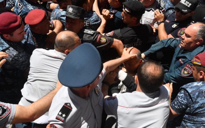 Ermənistanda bir qrup insan 44 günlük müharibənin nəticələrinə görə aksiya keçirir