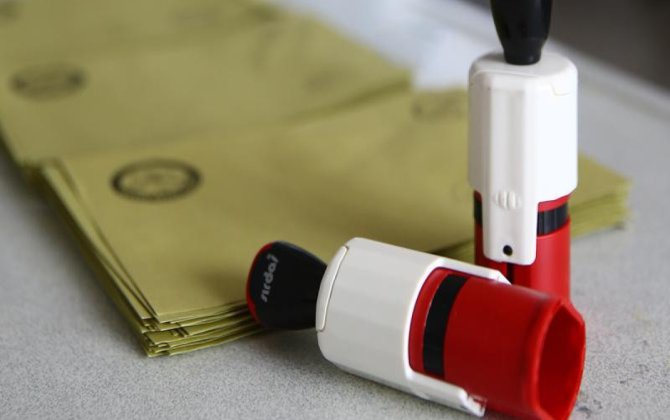 Türkiyədə siyasətçilər səs verir