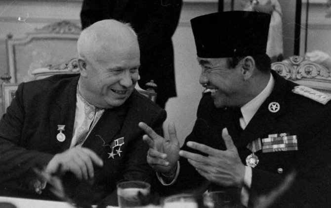 Xruşovun Cakarta səfəri – Qromıkodan fərqli olaraq o, üfunətli durian delikatesini axıracan yeyib