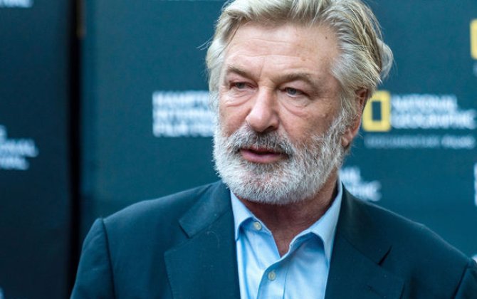 65 yaşlı Alek Bolduin ilk dəfə baba olub - FOTO