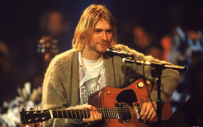 Kurt Kobeynin sınmış gitarası inanılmaz məbləğə satıldı - FOTO