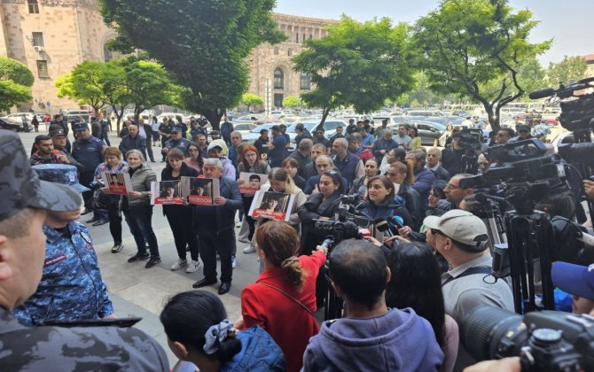 Ermənistanda ölən hərbçilərin yaxınları hökumət evinin qarşısında aksiya keçirir