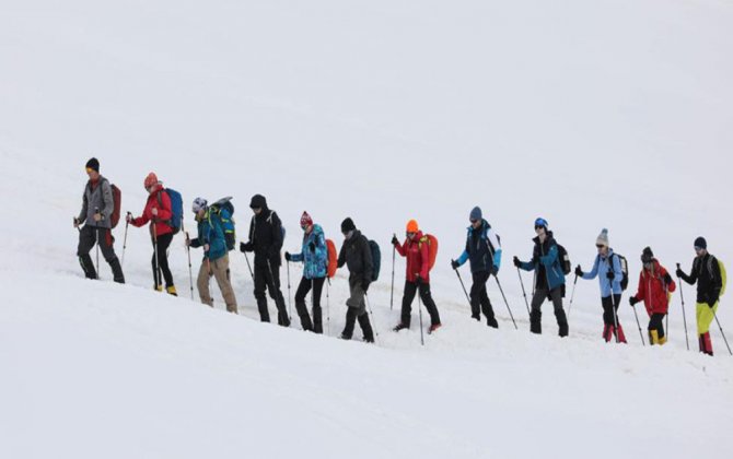 Elbrus dağında itkin düşən belaruslu turistlər sağ tapılıb