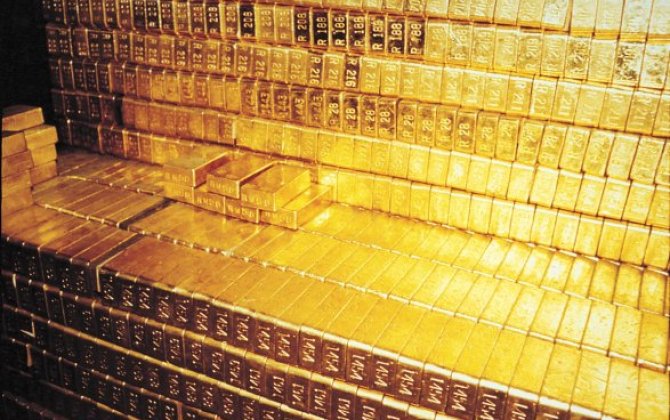 Мировые центробанки массово скупают золото