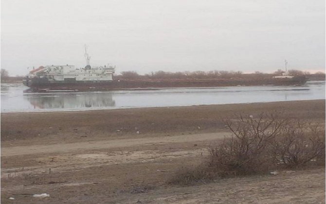 В России судоходном канале сел на мель теплоход, которое шло в Иран