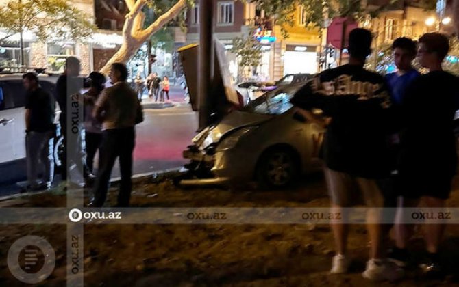 В Баку автомобиль Toyota Prius врезался в фонарный столб - ВИДЕО