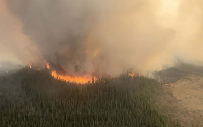В Канаде из-за лесных пожаров экстренно по воздуху и по воде эвакуируют поселение индейцев