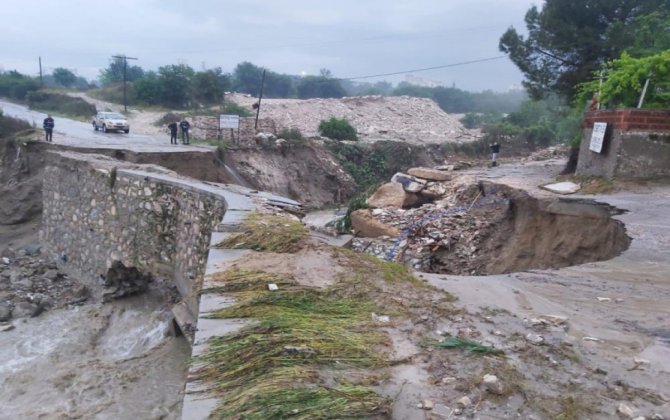 Türkiyədə sel nəticəsində yol çöküb, evlər su altında qalıb