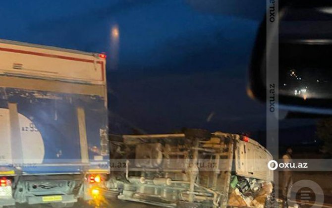 Lökbatanda avtomobil aşdı: Ağartı məhsulları yola dağıldı - FOTO