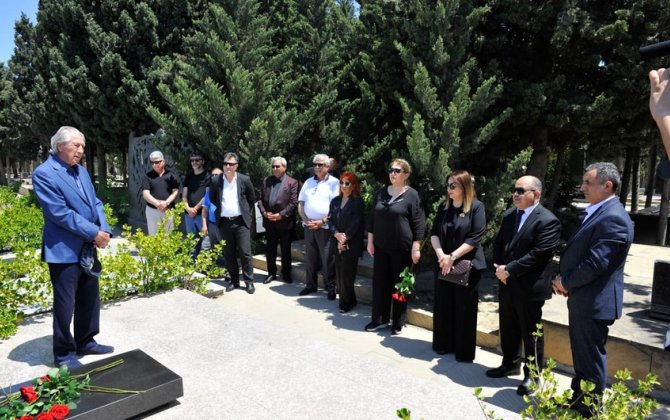 Teatr kollektivi Siyavuş Aslanın və oğlunun məzarlarını ziyarət edib