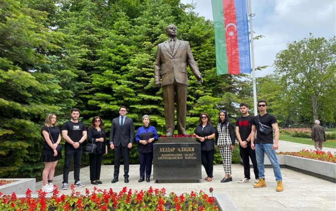 ADU əməkdaşları Belqradda Heydər Əliyevin abidəsi önündə anım tədbirində iştirak ediblər - FOTO