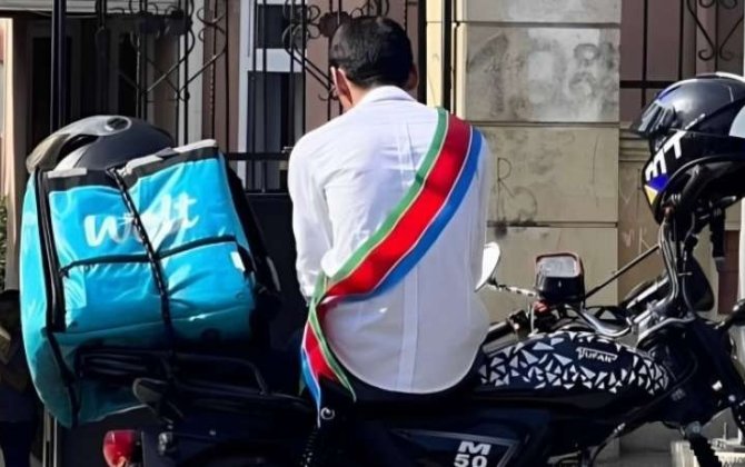 Fotosu ilə gündəm olan məzun kimdir? - VİDEO