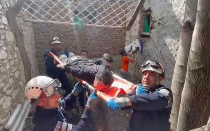 Dam örtüyünü təmir edərkən boşluğa yıxılan şəxsin xilasedilmə əməliyyatı - FOTO/VİDEO