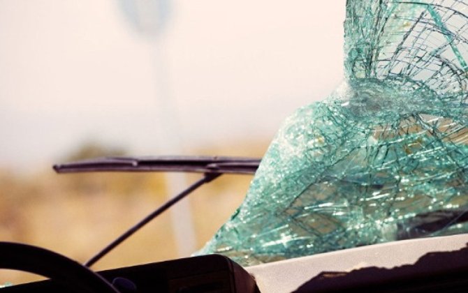 Bakıda avtomobil yol ayırıcısına çırpıldı - Ölən və yaralananlar var