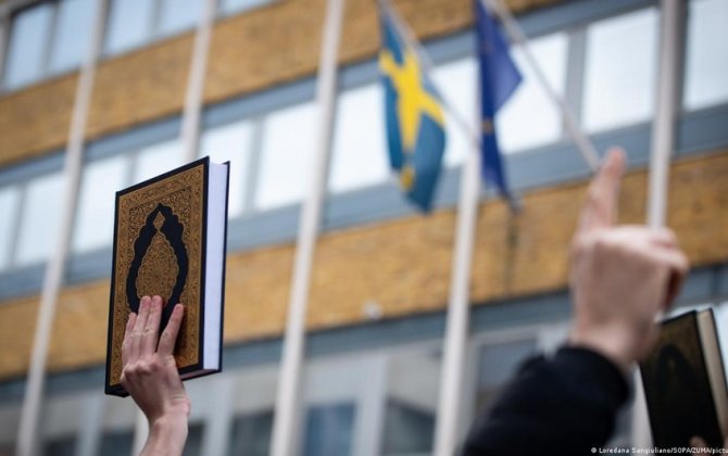 İsveçdə üç nəfər müqəddəs dini kitablarıxa0yandırmaq istəyir