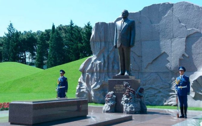 Albaniya Prezidenti Bayram Beqay ulu öndər Heydər Əliyevin məzarını ziyarət edib