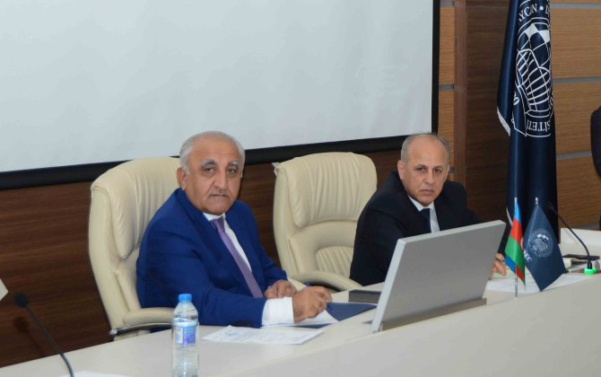 UNEC-də ilk: İnzibati heyətin xidməti fəaliyyəti qiymətləndirildi - FOTOLAR