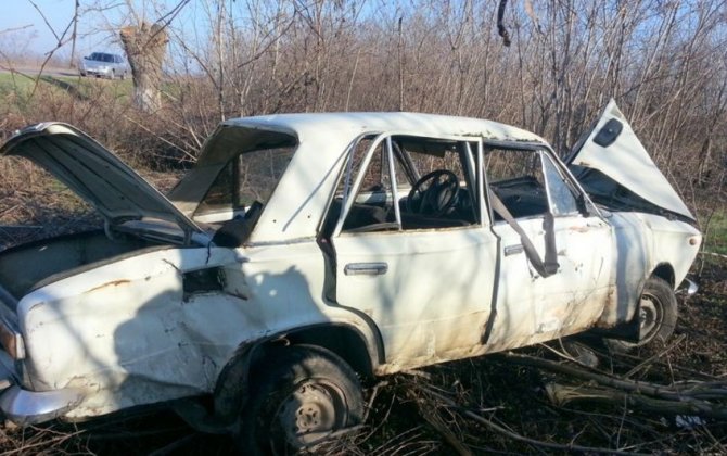 Şəmkirdə avtomobil maneəyə çırpılıb, 4 nəfər xəsarət alıb