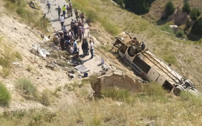 Türkiyədə sərnişin avtobusu qəzaya uğrayıb, 7 nəfər ölüb, onlarla insan yaralanıb