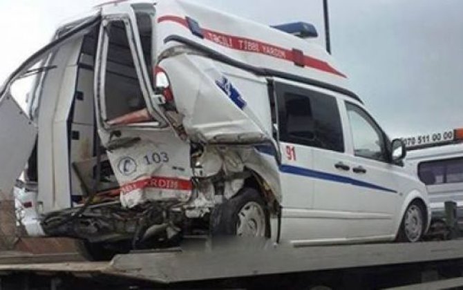 Hacıqabulda təcili tibbi yardım maşını qəzaya uğradı: Xəsarət alanlar var