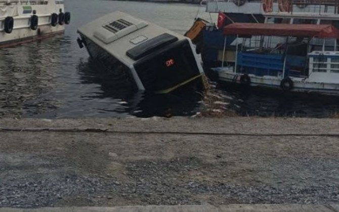 İstanbulda sərnişin avtobusu dənizə düşdü - FOTO/VİDEO